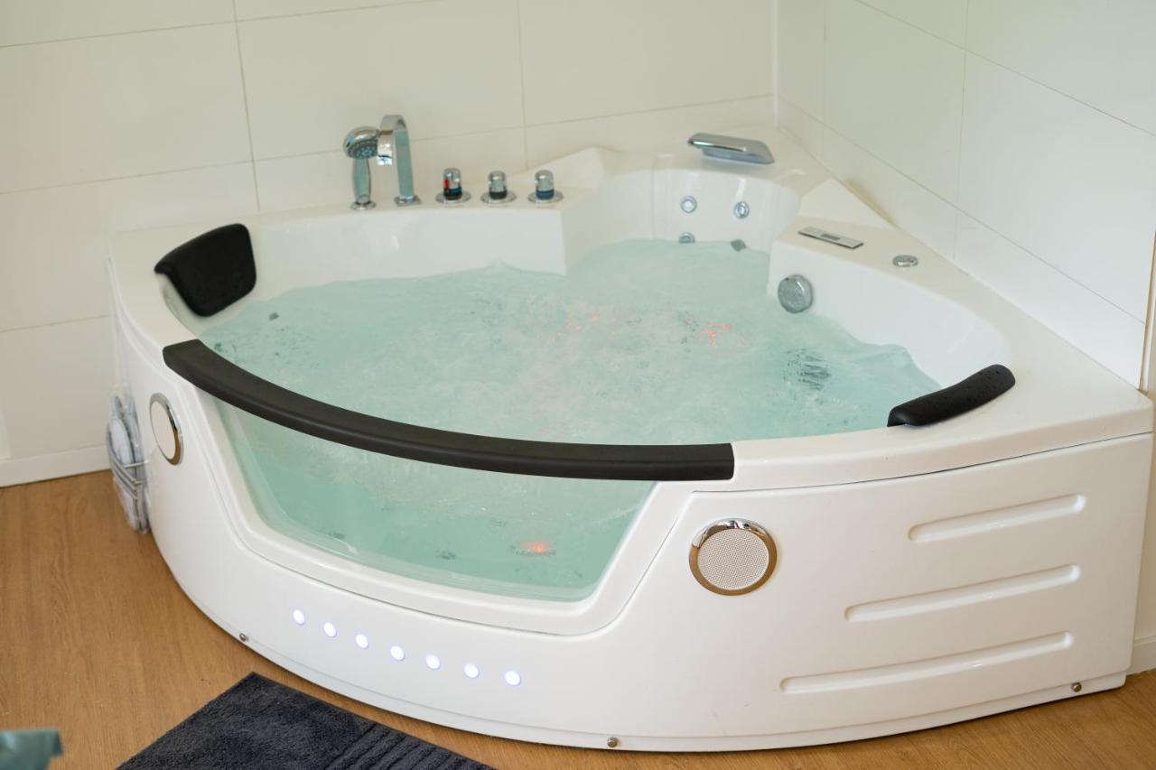 Capsule Nature & Photos - Jacuzzi - Netflix & Home Cinema - Ps5 & Jeu Thun-Saint-Martin Εξωτερικό φωτογραφία